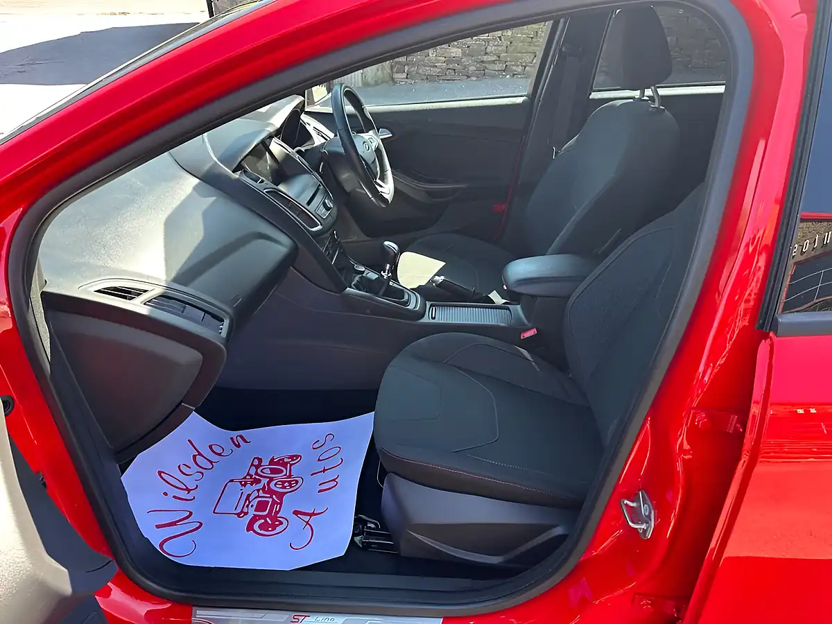 Used 2018 Ford Focus ST-Line Red - Interior and Exterior details 14