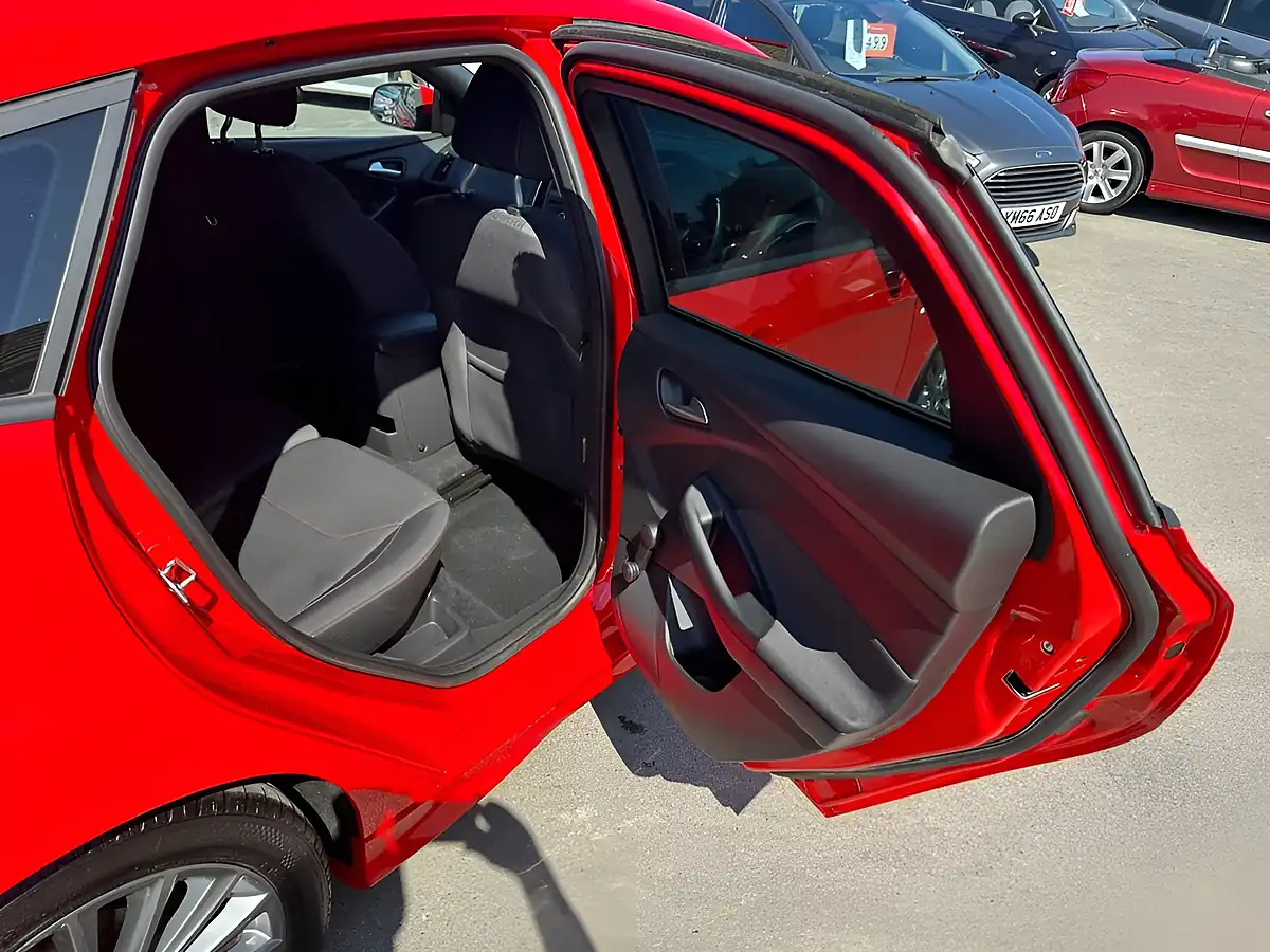 Used 2018 Ford Focus ST-Line Red - Interior and Exterior details 16