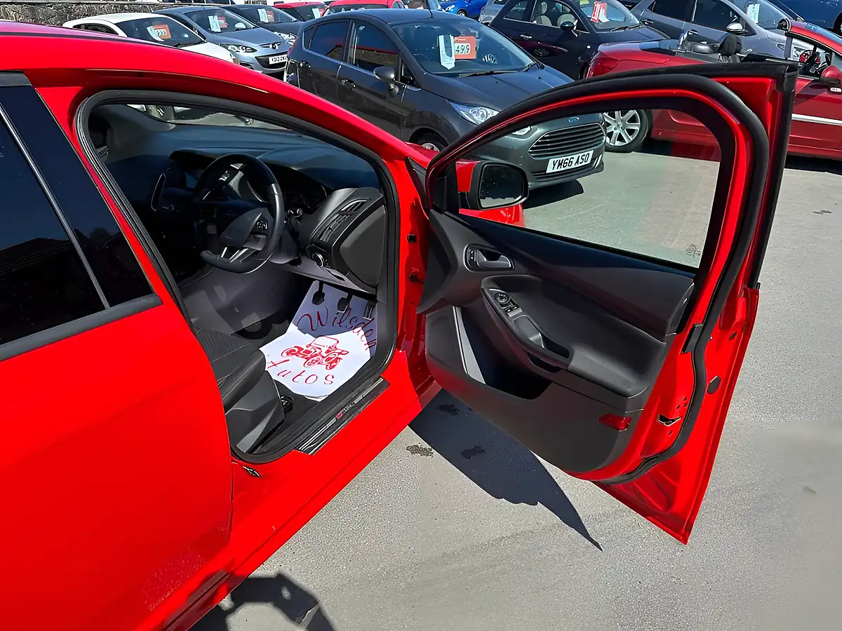Used 2018 Ford Focus ST-Line Red - Interior and Exterior details 9