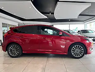 Used 2018 Ford Focus ST-Line Red - Interior and Exterior details 9