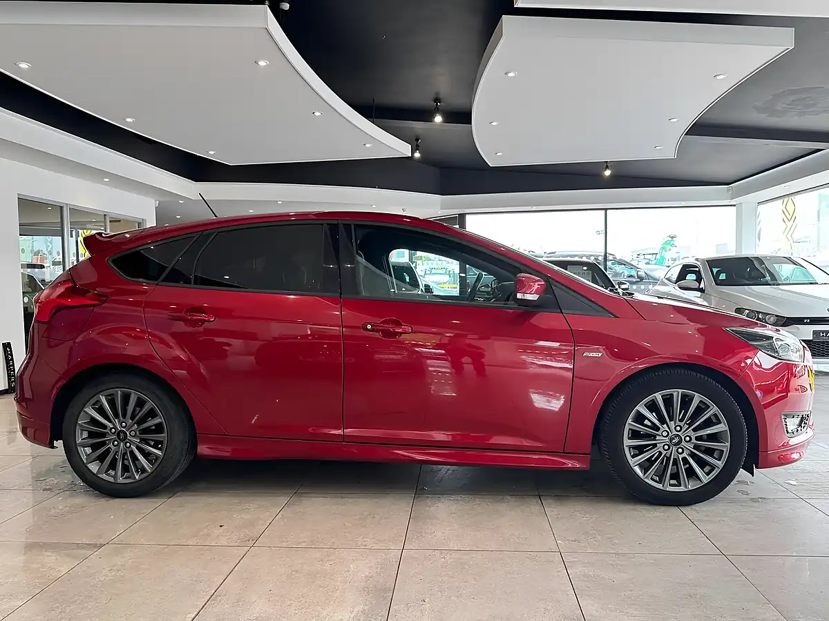 Used 2018 Ford Focus ST-Line Red - Interior and Exterior details 9
