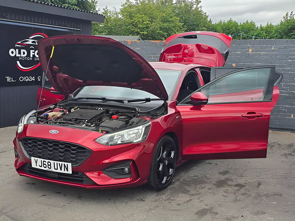 Used 2018 Ford Focus ST-Line Red - Interior and Exterior details 10