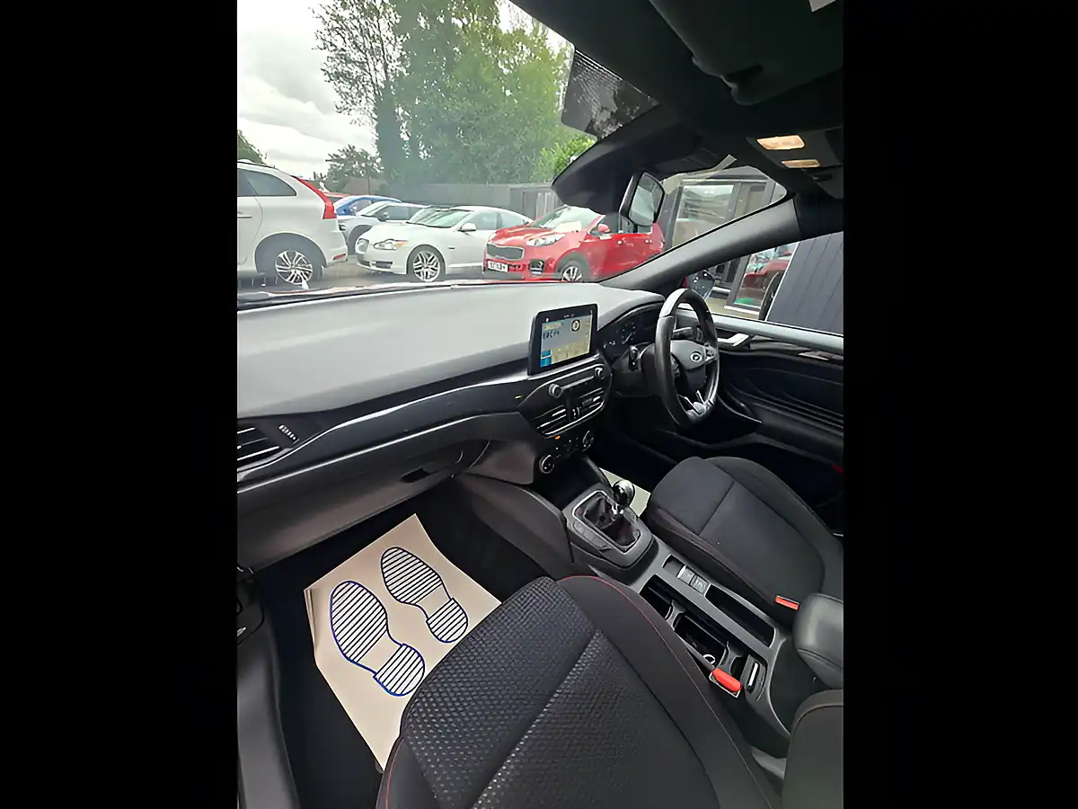 Used 2018 Ford Focus ST-Line Red - Interior and Exterior details 16