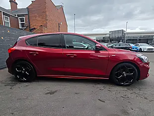 Used 2018 Ford Focus ST-Line Red - Interior and Exterior details 7