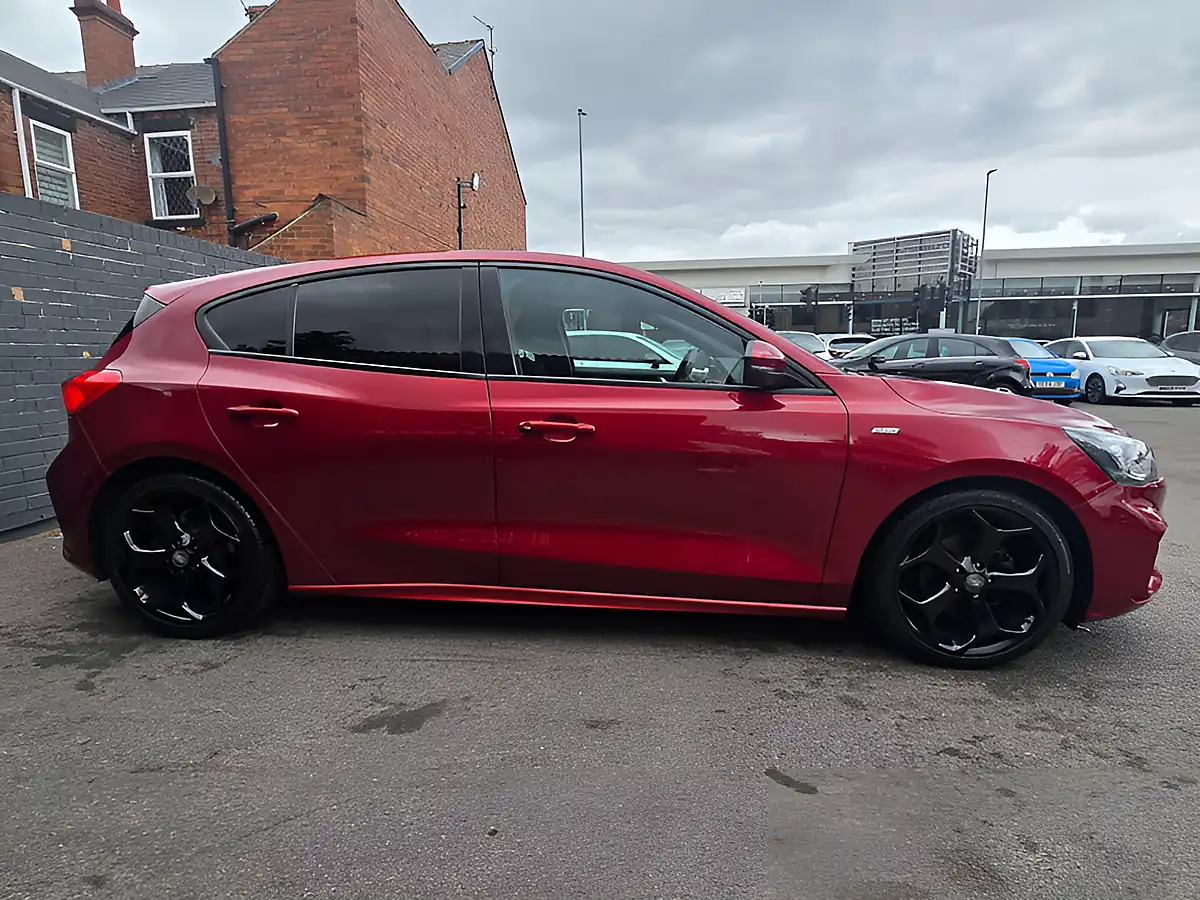 Used 2018 Ford Focus ST-Line Red - Interior and Exterior details 7