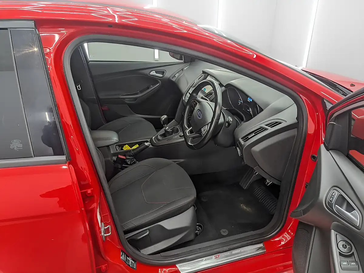 Used 2018 Ford Focus ST-Line Red - Interior and Exterior details 11