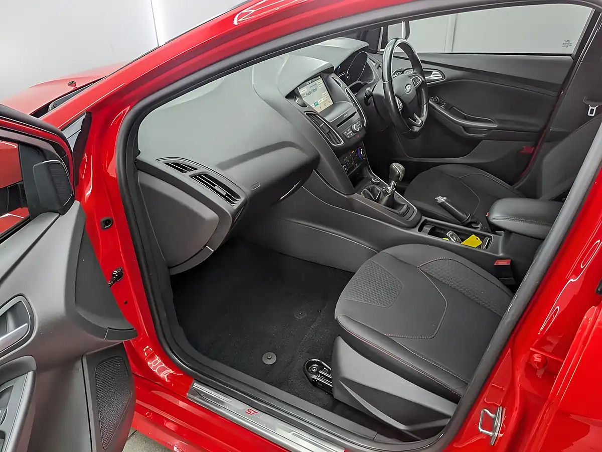 Used 2018 Ford Focus ST-Line Red - Interior and Exterior details 19