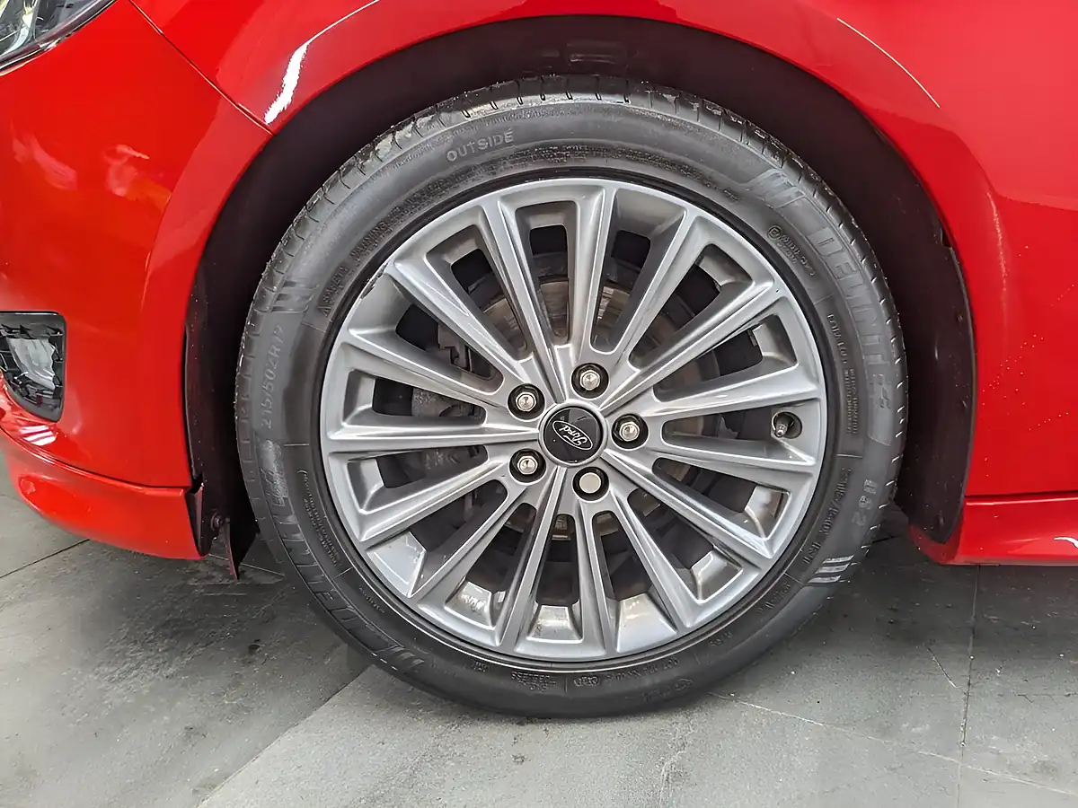 Used 2018 Ford Focus ST-Line Red - Interior and Exterior details 6