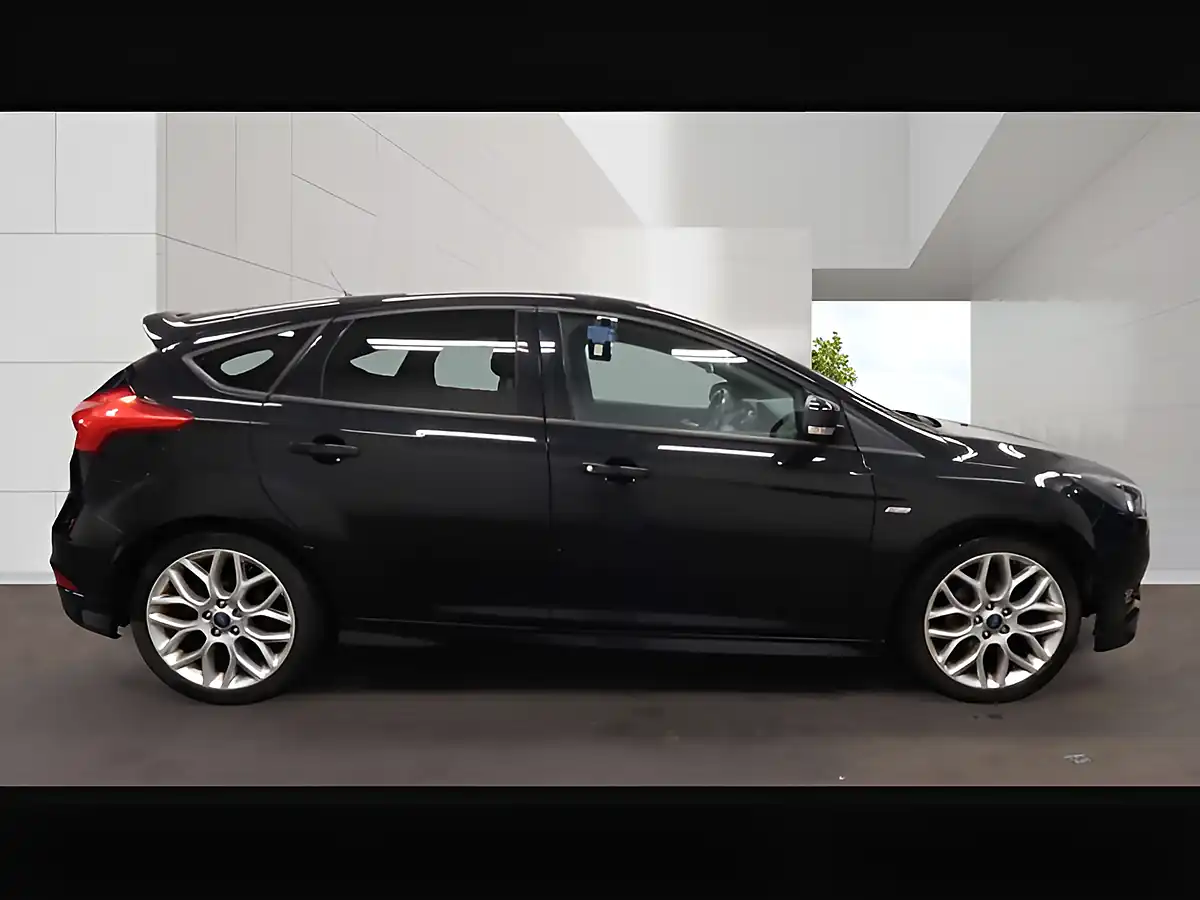 Used 2018 Ford Focus ST-Line Shadow Black - Interior and Exterior details 2