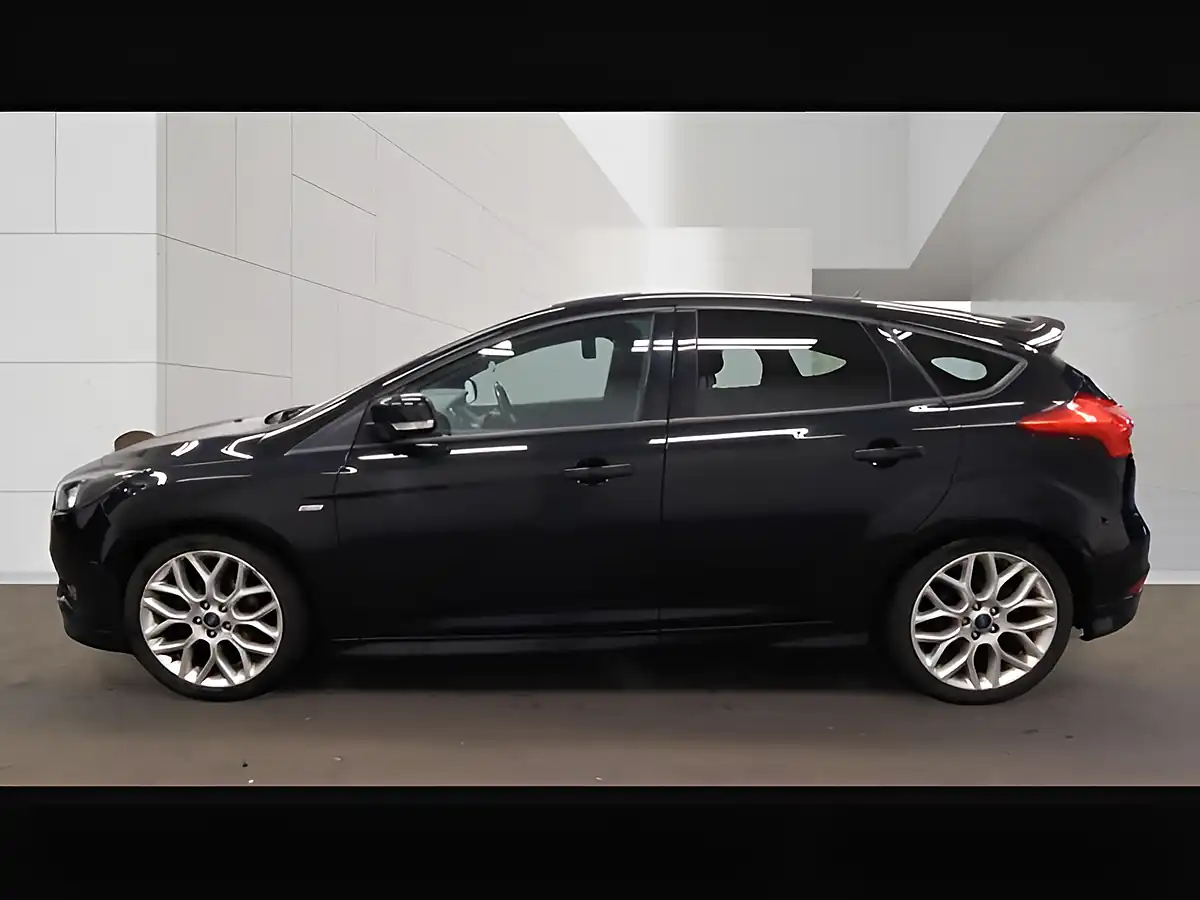 Used 2018 Ford Focus ST-Line Shadow Black - Interior and Exterior details 6