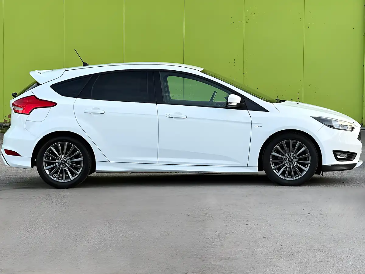 Used 2018 Ford Focus ST-Line White - Interior and Exterior details 10