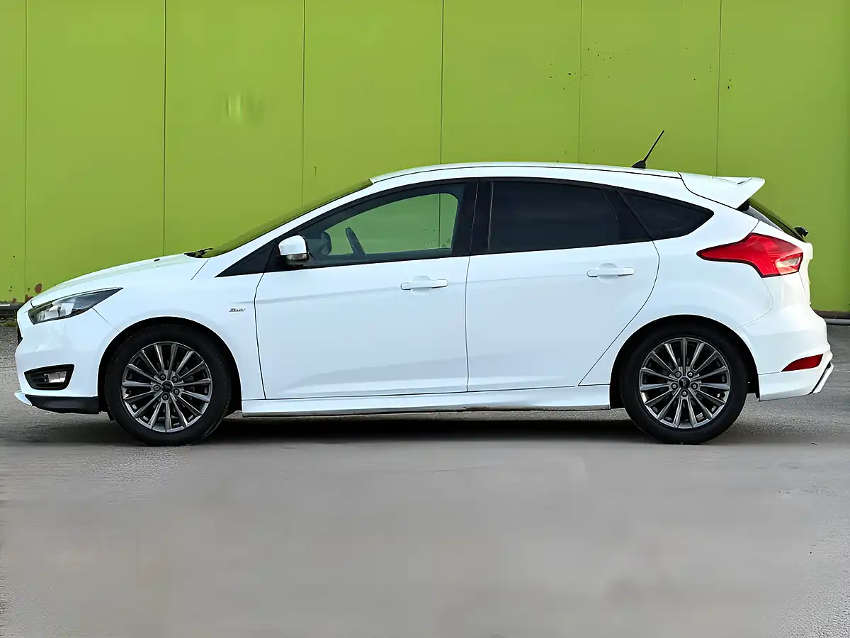 Used 2018 Ford Focus ST-Line White - Interior and Exterior details 11