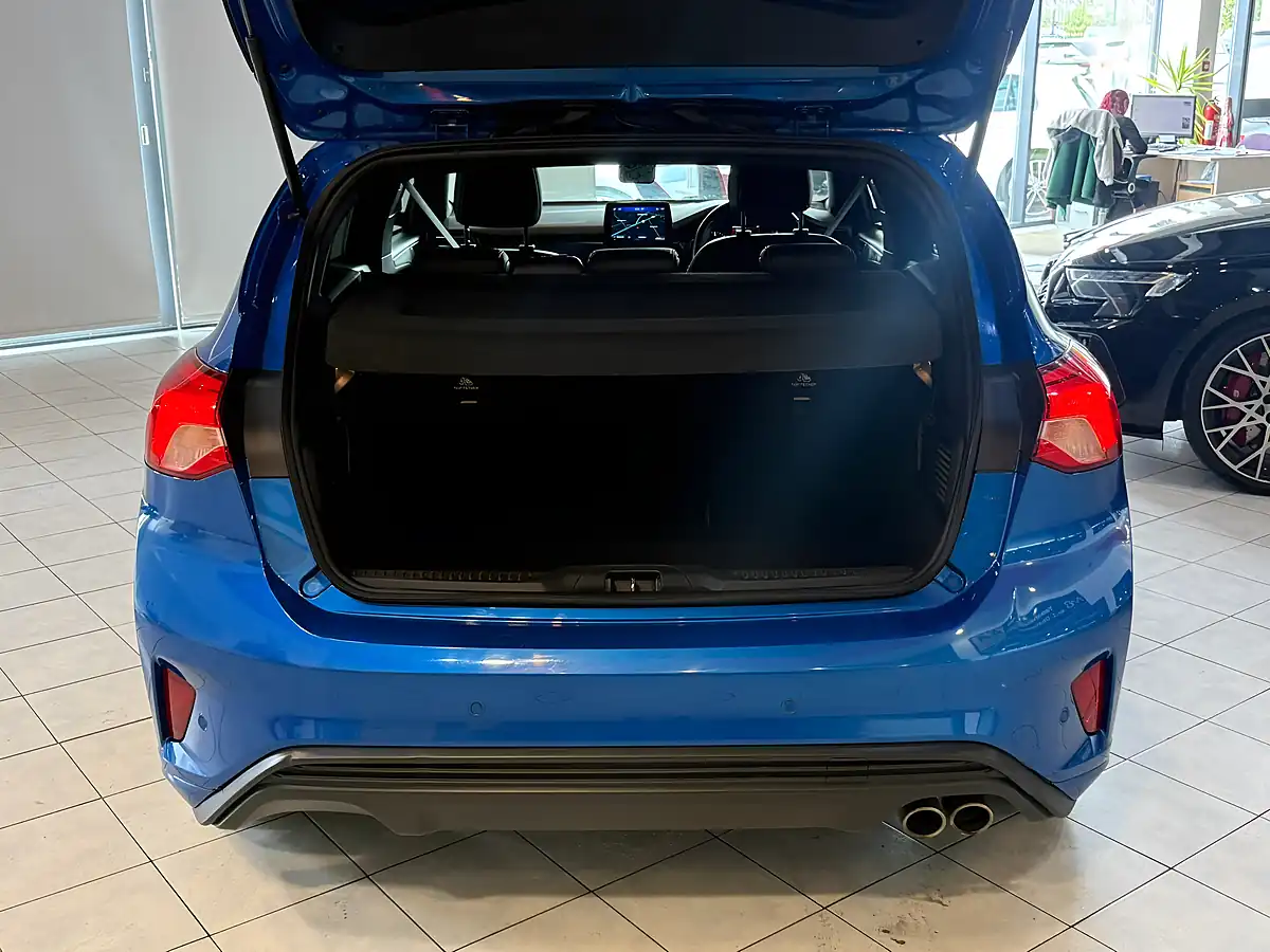 Used 2018 Ford Focus ST-Line X Blue - Interior and Exterior details 10