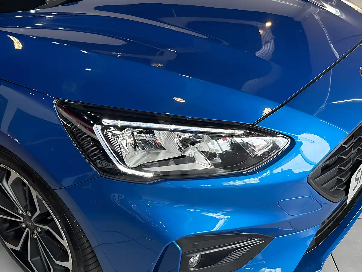 Used 2018 Ford Focus ST-Line X Blue - Interior and Exterior details 3