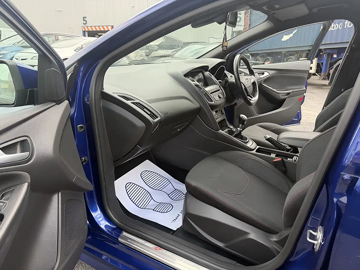 Used 2018 Ford Focus ST-Line X Blue - Interior and Exterior details 15