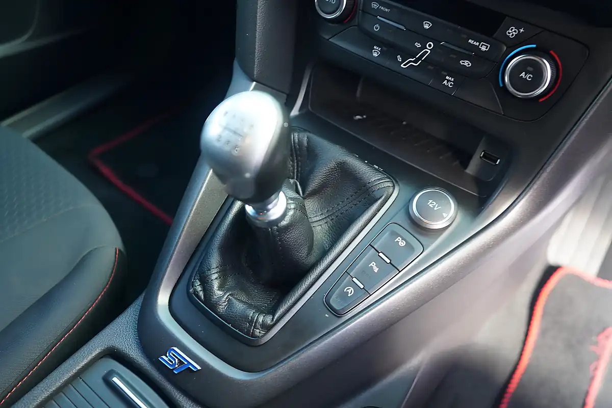 Used 2018 Ford Focus ST-Line X Blue - Interior and Exterior details 15