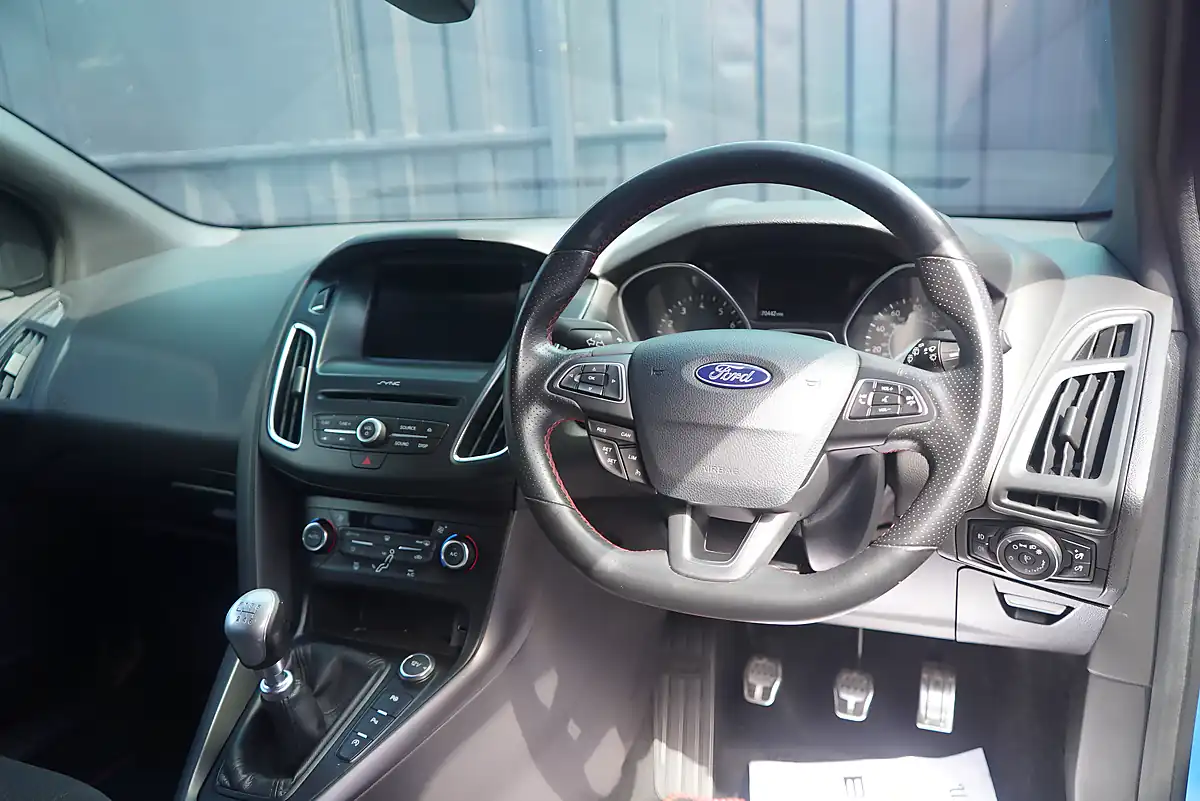 Used 2018 Ford Focus ST-Line X Blue - Interior and Exterior details 16