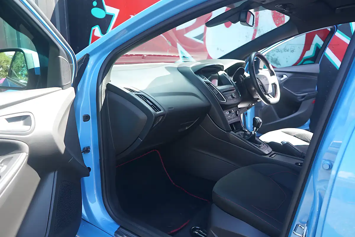 Used 2018 Ford Focus ST-Line X Blue - Interior and Exterior details 19