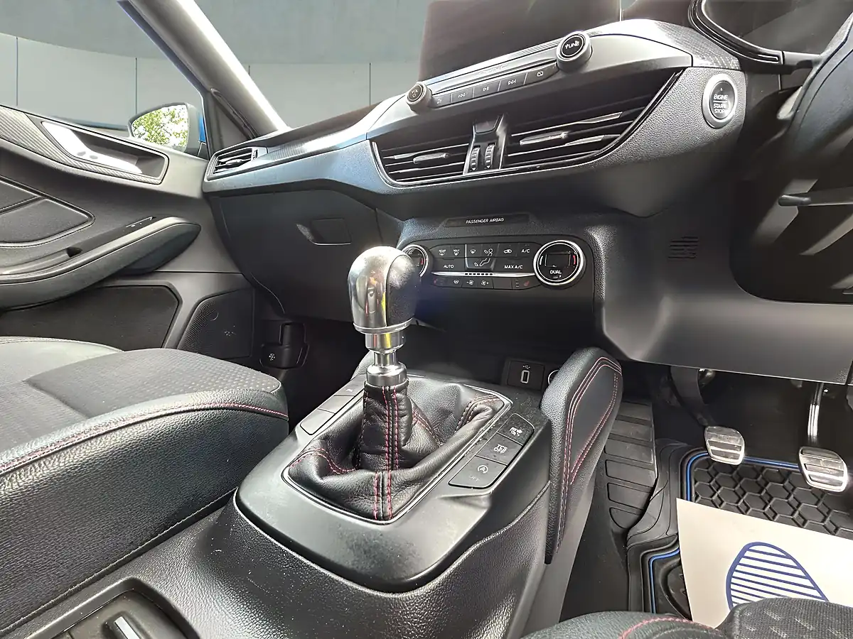 Used 2018 Ford Focus ST-Line X Blue - Interior and Exterior details 12