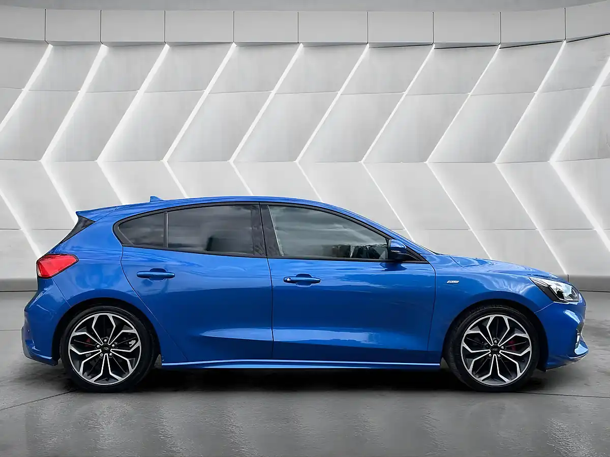 Used 2018 Ford Focus ST-Line X Blue - Interior and Exterior details 4