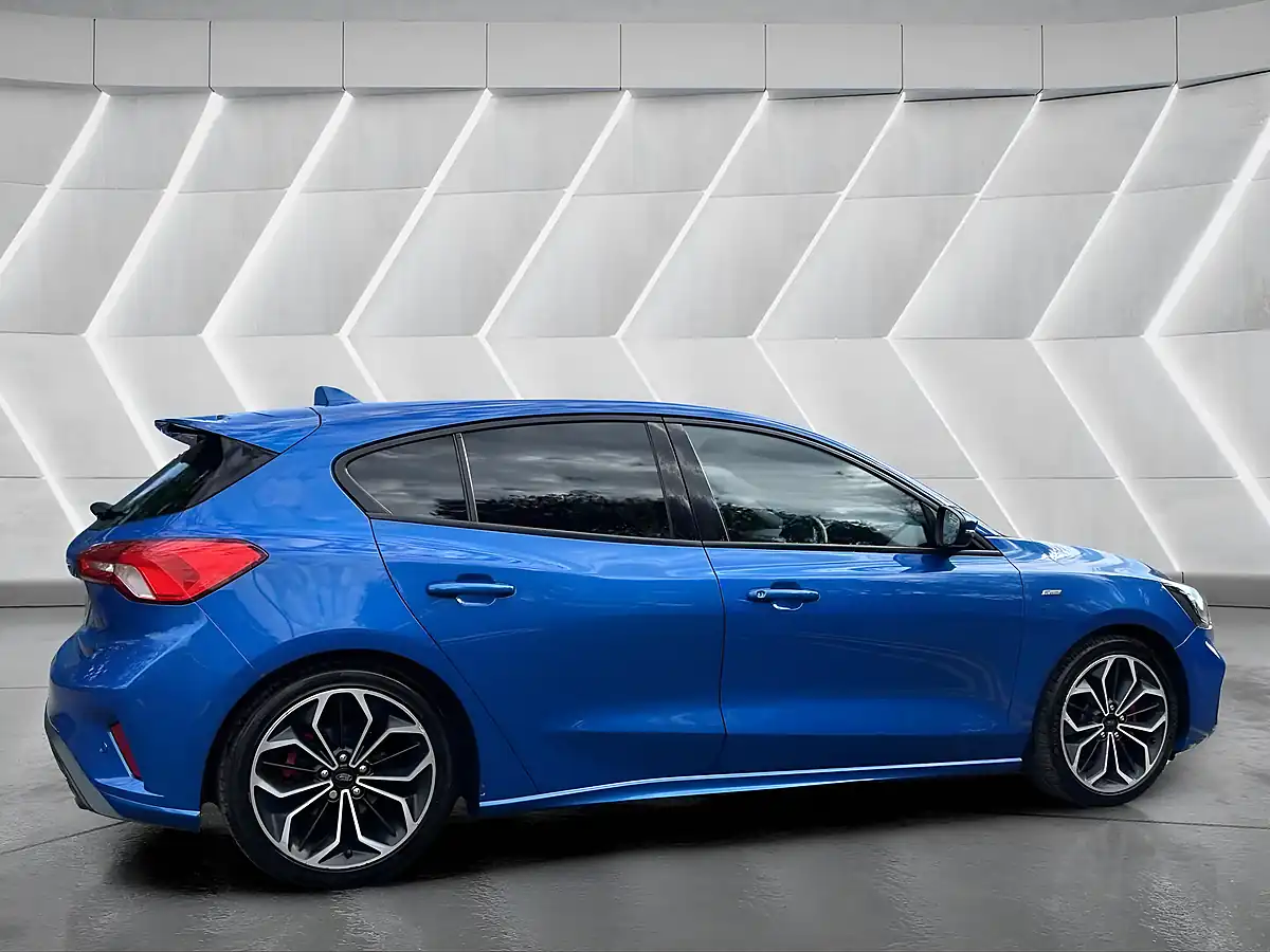 Used 2018 Ford Focus ST-Line X Blue - Interior and Exterior details 5