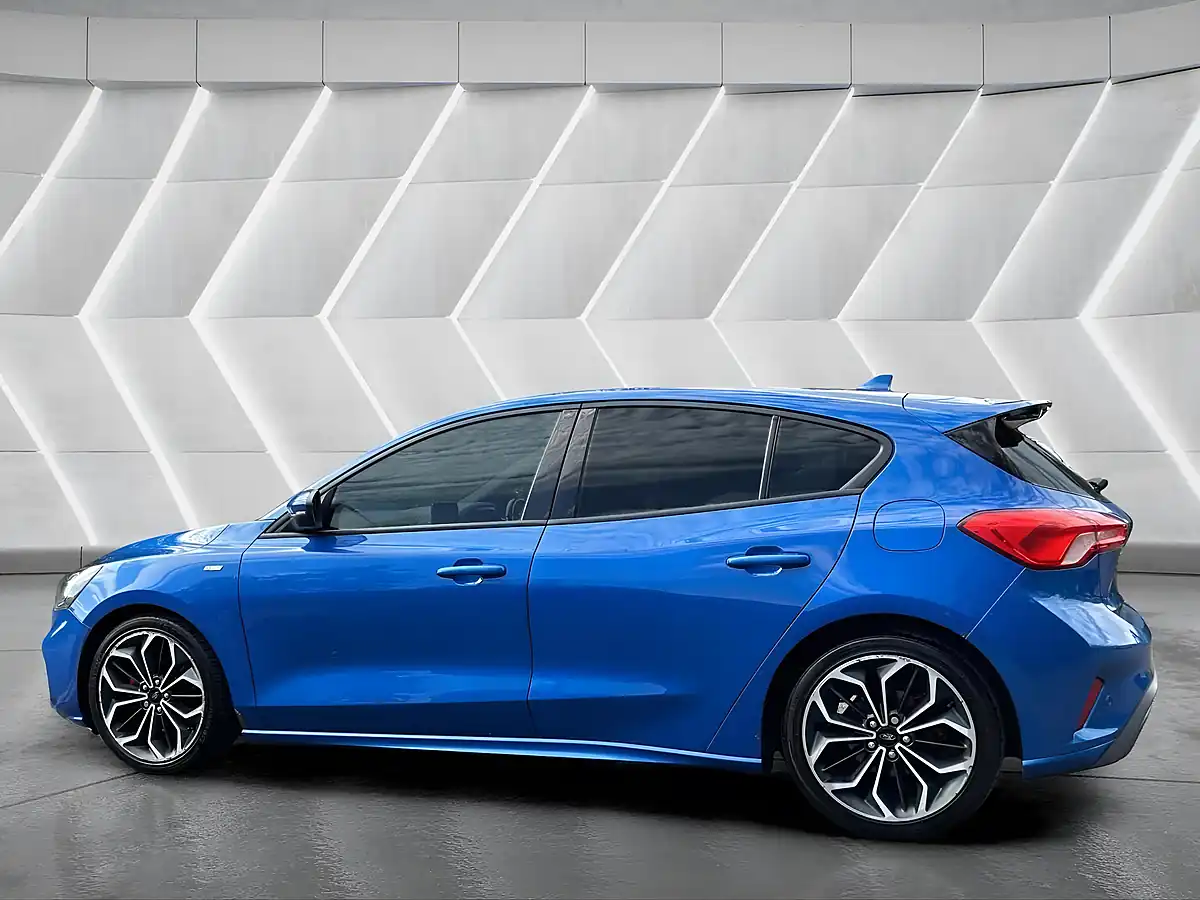 Used 2018 Ford Focus ST-Line X Blue - Interior and Exterior details 9