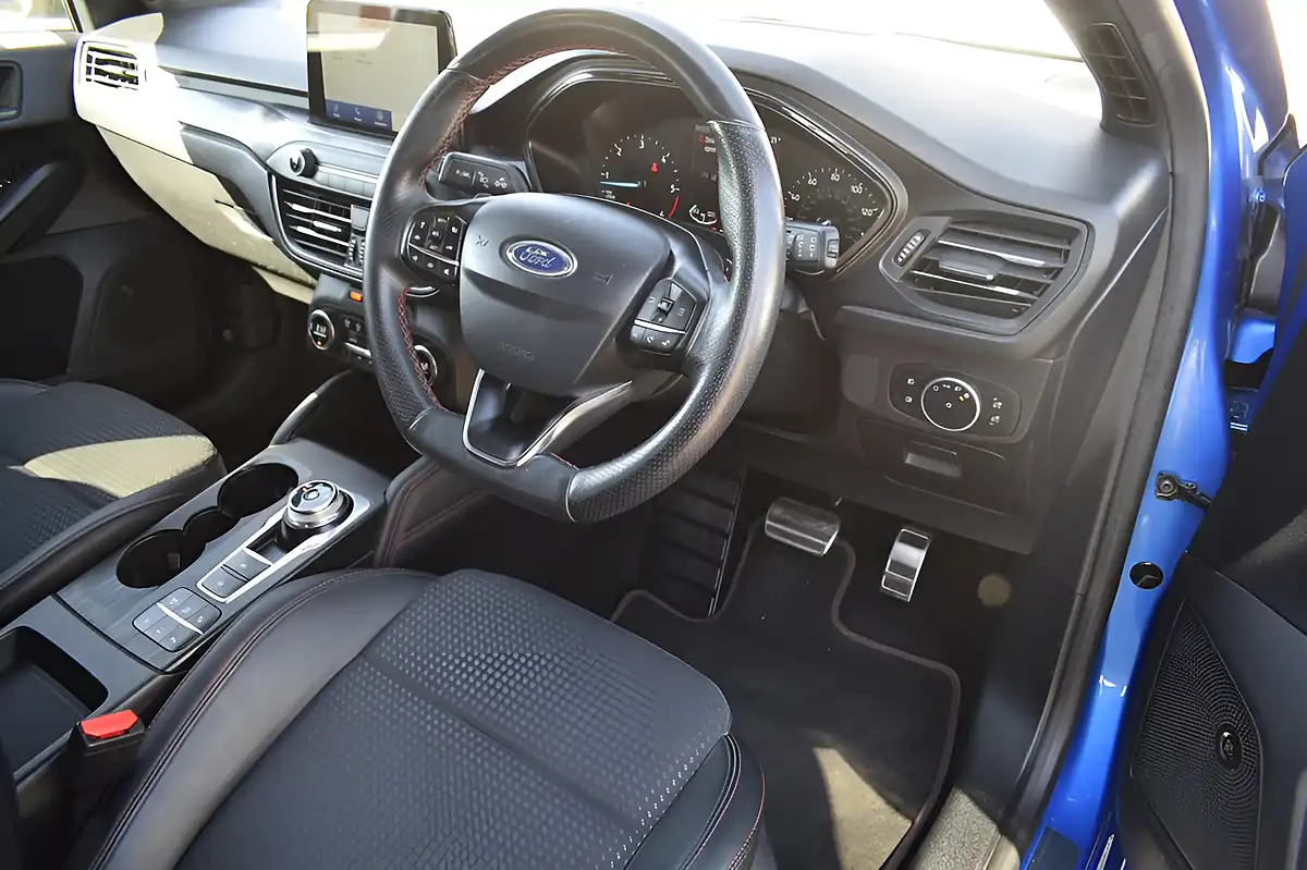 Used 2018 Ford Focus ST-Line X Desert Island Blue - Interior and Exterior details 16
