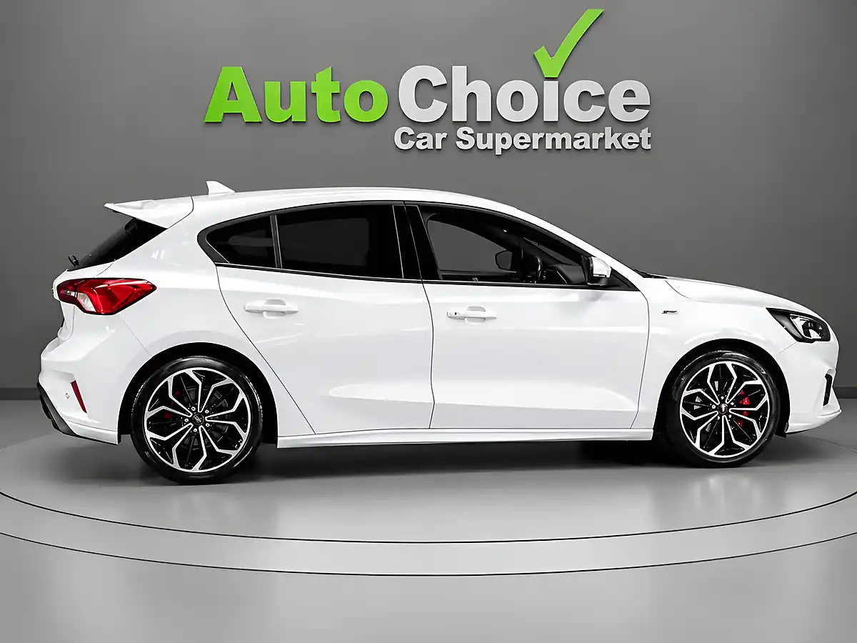 Used 2018 Ford Focus ST-Line X White - Interior and Exterior details 8