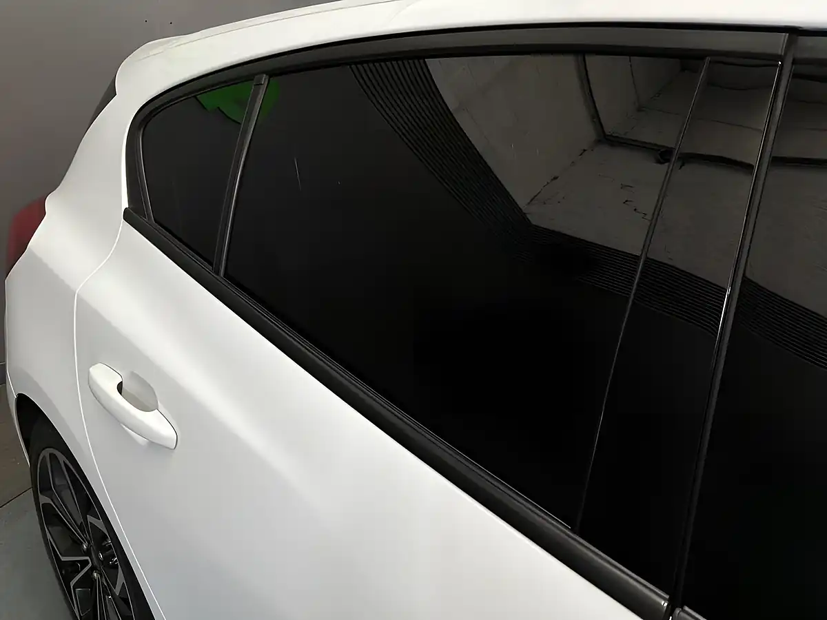 Used 2018 Ford Focus ST-Line X White - Interior and Exterior details 9