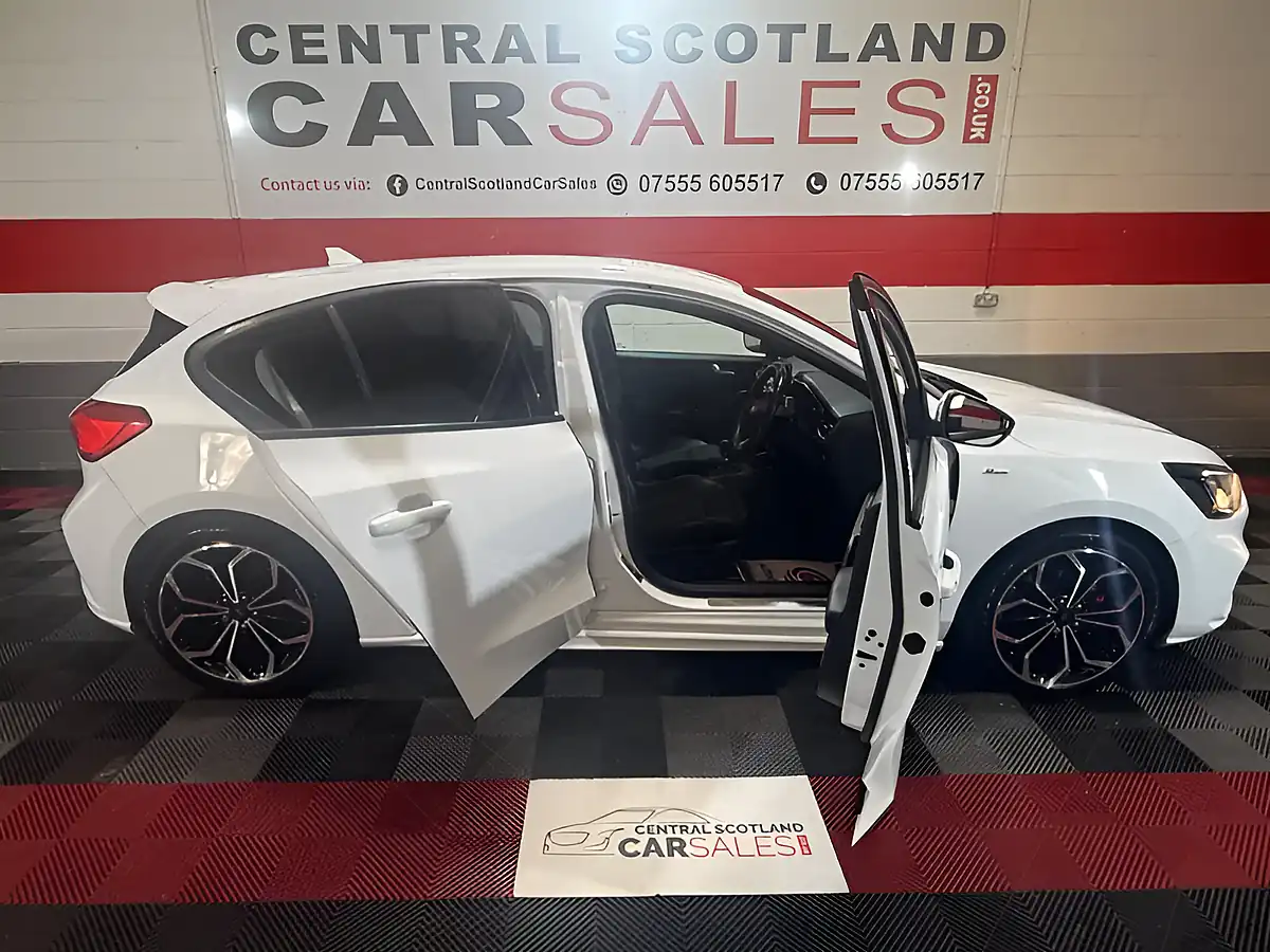 Used 2018 Ford Focus ST-Line X White - Interior and Exterior details 5