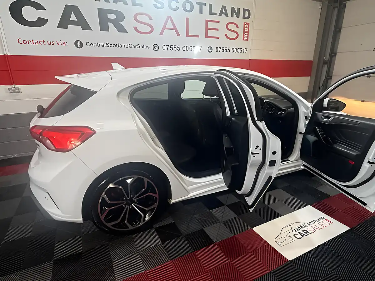 Used 2018 Ford Focus ST-Line X White - Interior and Exterior details 6