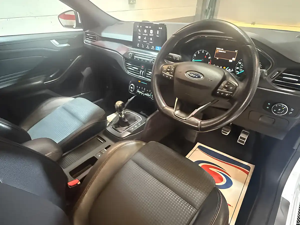 Used 2018 Ford Focus ST-Line X White - Interior and Exterior details 8