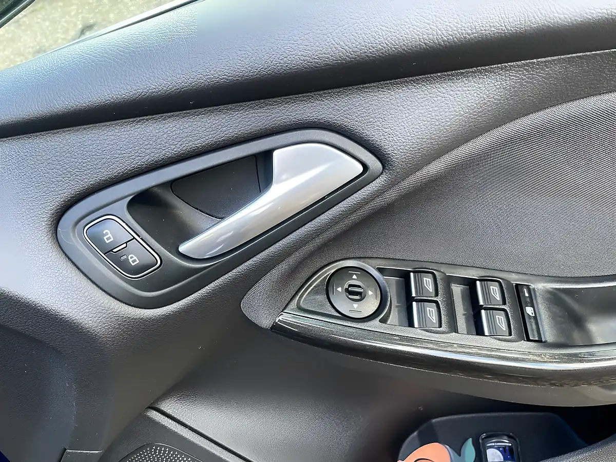 Used 2018 Ford Focus Titanium Deep Impact Blue - Interior and Exterior details 16