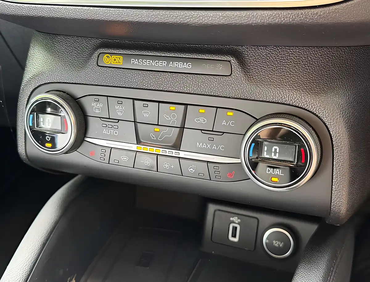 Used 2018 Ford Focus Titanium Diffused Silver - Interior and Exterior details 16