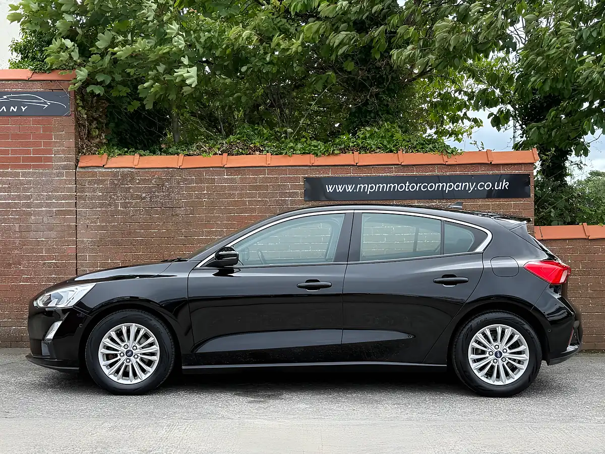 Used 2018 Ford Focus Titanium Shadow Black - Interior and Exterior details 4