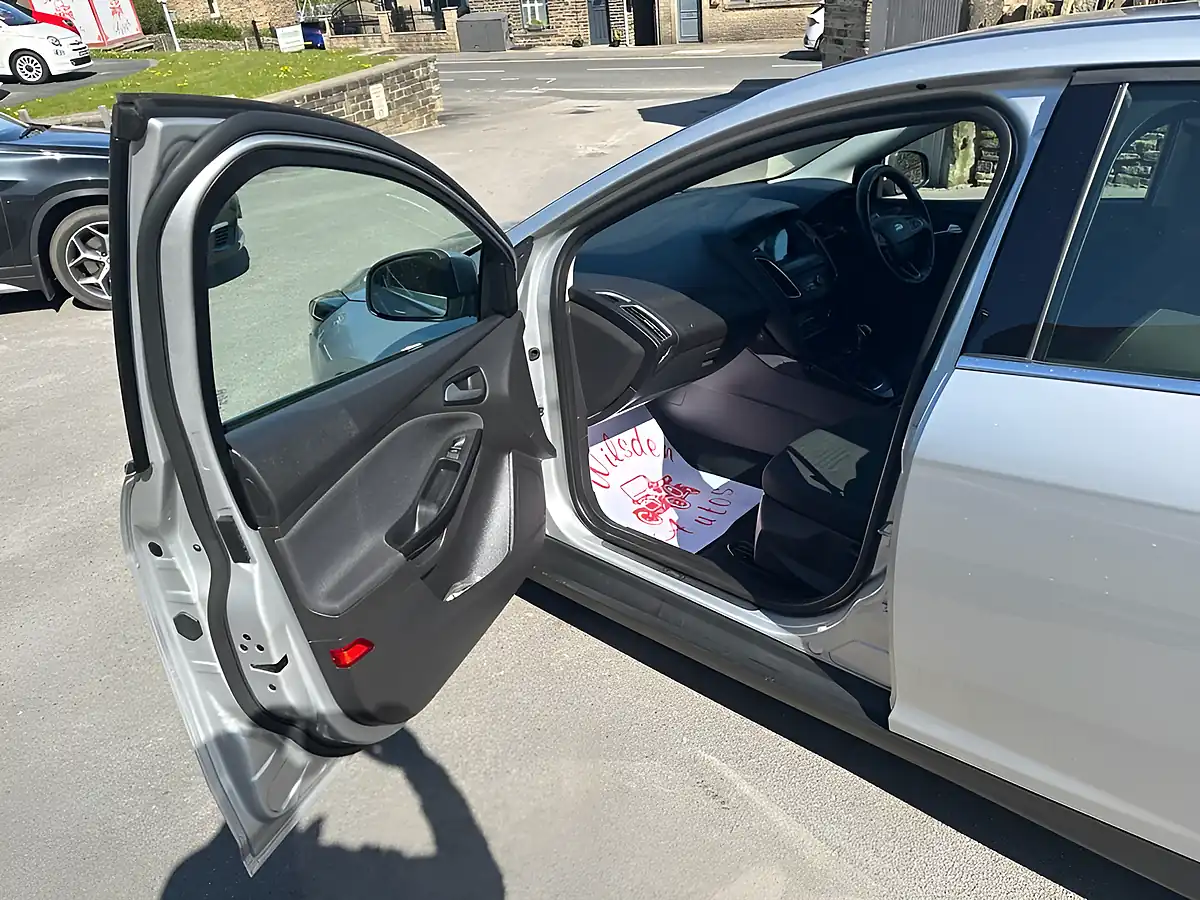 Used 2018 Ford Focus Titanium Silver - Interior and Exterior details 12