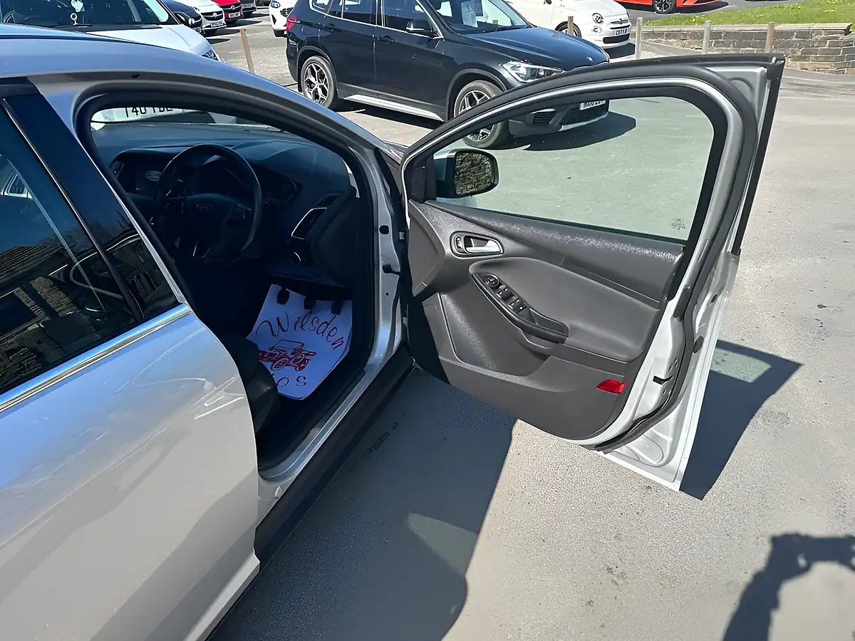 Used 2018 Ford Focus Titanium Silver - Interior and Exterior details 9