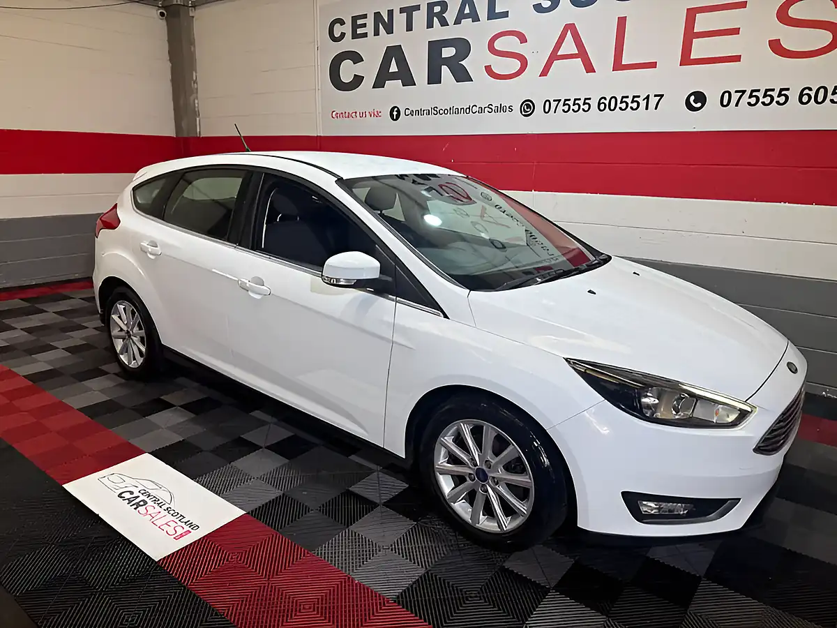 Used 2018 Ford Focus Titanium White - Front View