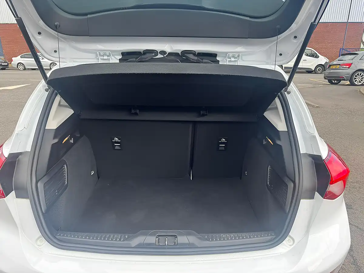 Used 2018 Ford Focus Titanium White - Interior and Exterior details 10