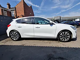 Used 2018 Ford Focus Zetec White - Interior and Exterior details 7