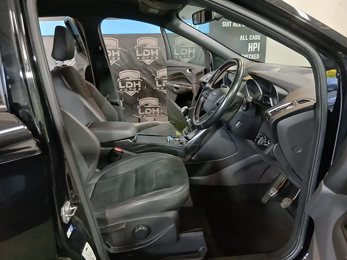 Used 2018 Ford Kuga ST-Line Black - Interior and Exterior details 9