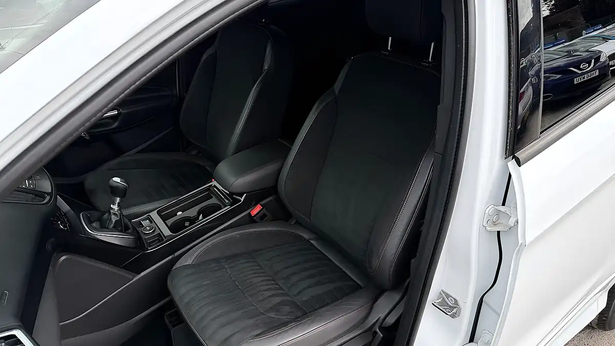 Used 2018 Ford Kuga ST-Line White - Interior and Exterior details 11
