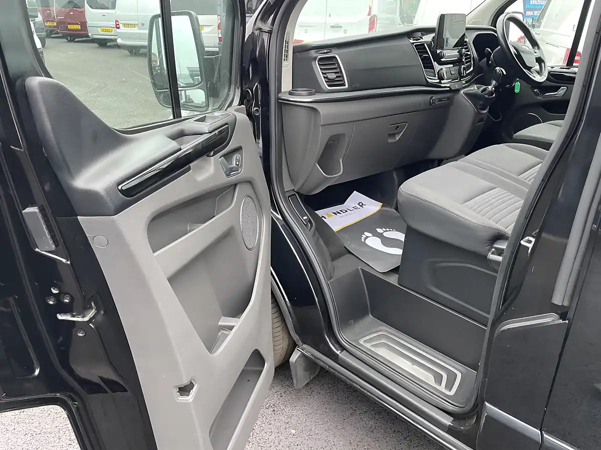 Used 2018 Ford Tourneo Custom Titanium Black - Interior and Exterior details 14