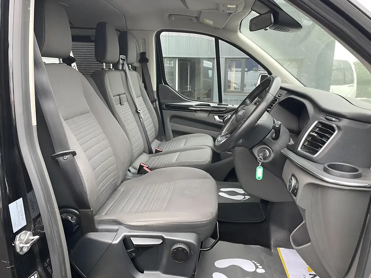 Used 2018 Ford Tourneo Custom Titanium Black - Interior and Exterior details 9