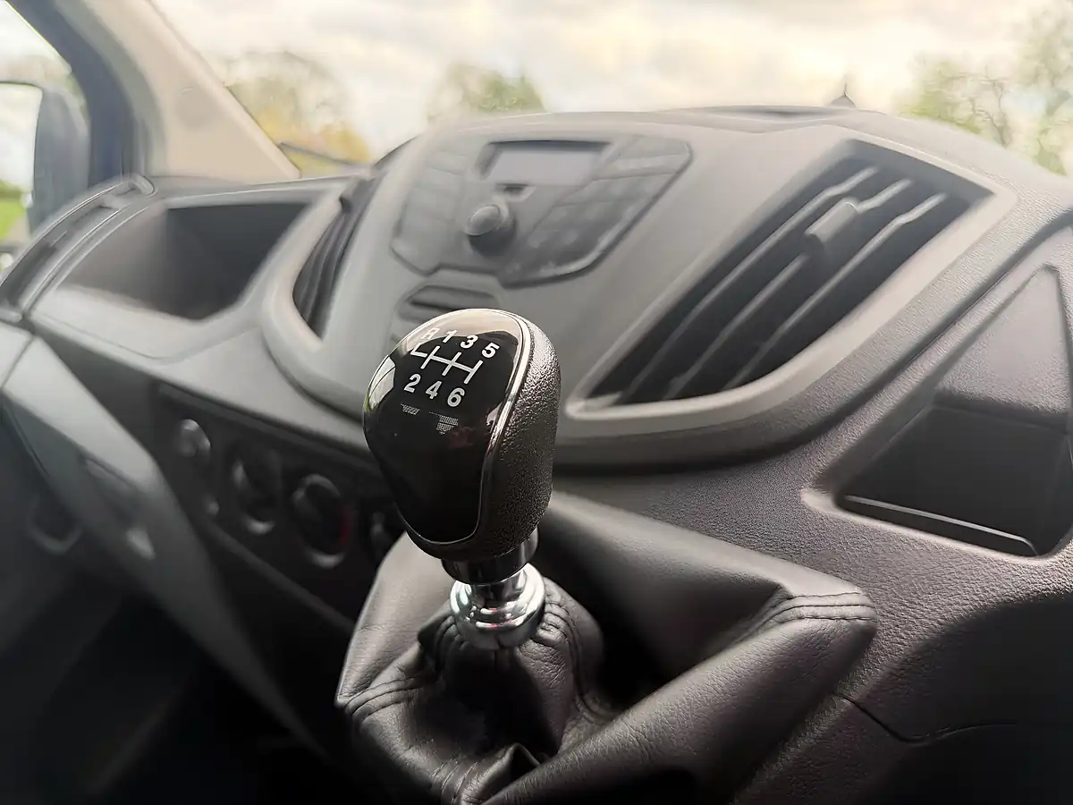 Used 2018 Ford Transit 350 Tipper Deep Impact Blue - Interior and Exterior details 12