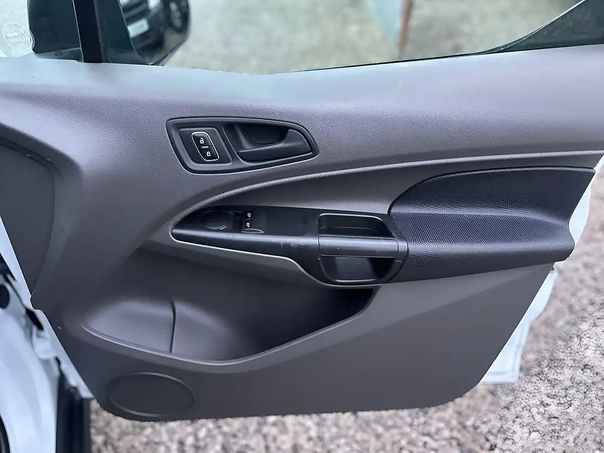 Used 2018 Ford Transit Connect Combi Van White - Interior and Exterior details 17