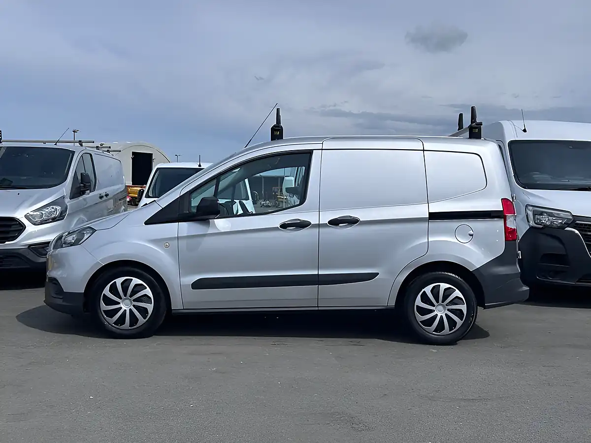 Used 2018 Ford Transit Courier Trend Silver - Interior and Exterior details 8