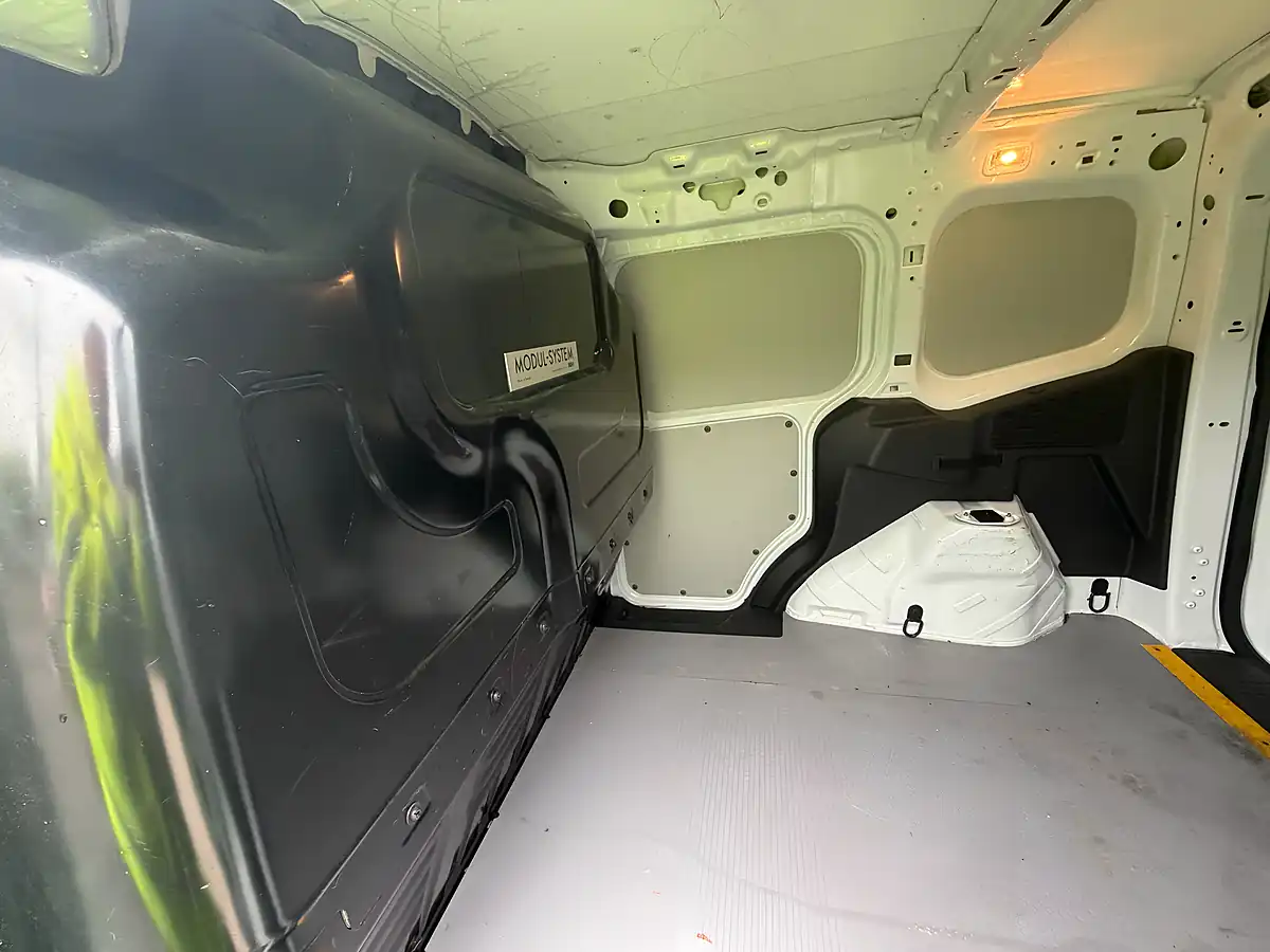 Used 2018 Ford Transit Courier Trend White - Interior and Exterior details 11