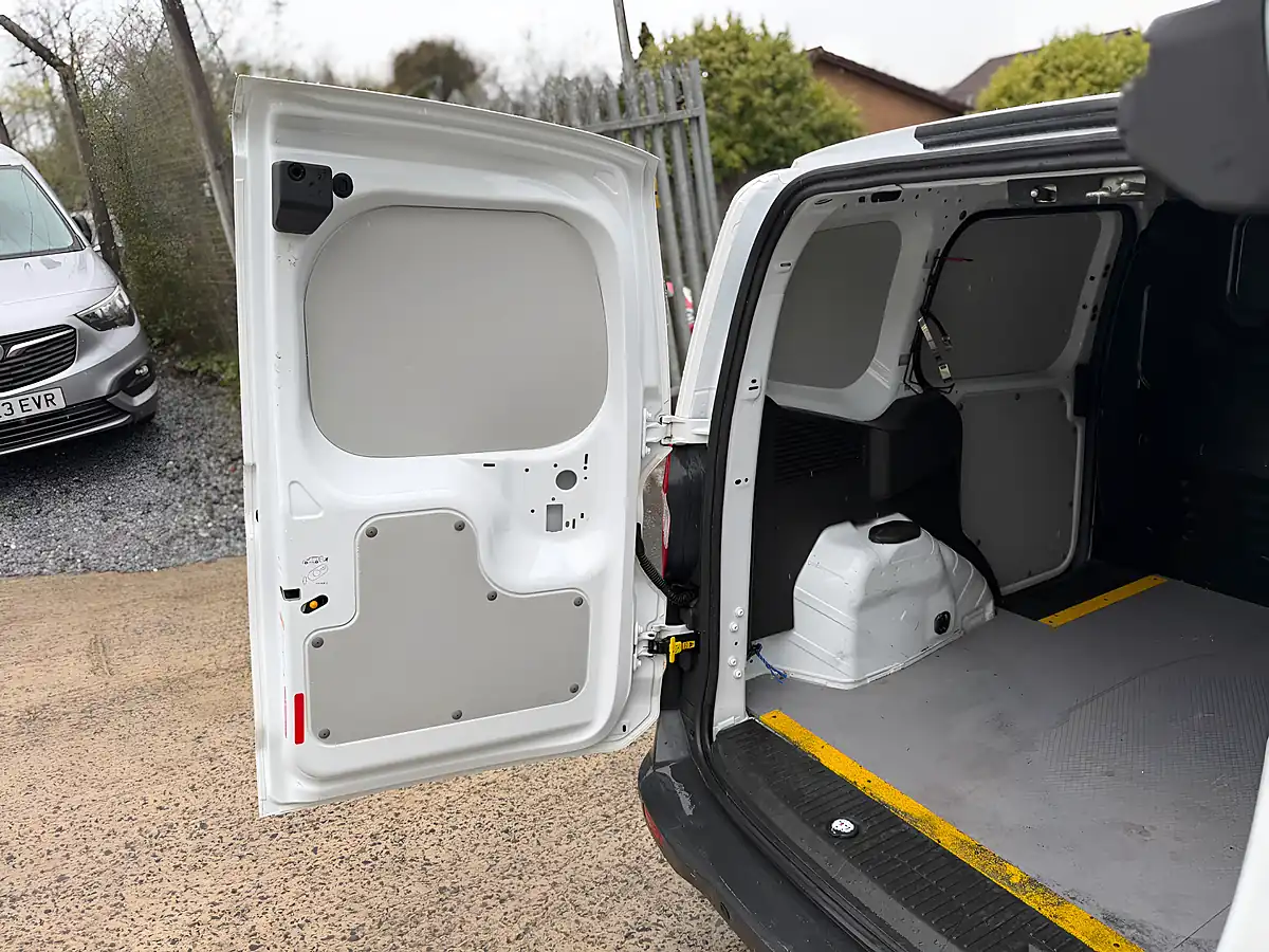 Used 2018 Ford Transit Courier Trend White - Interior and Exterior details 18