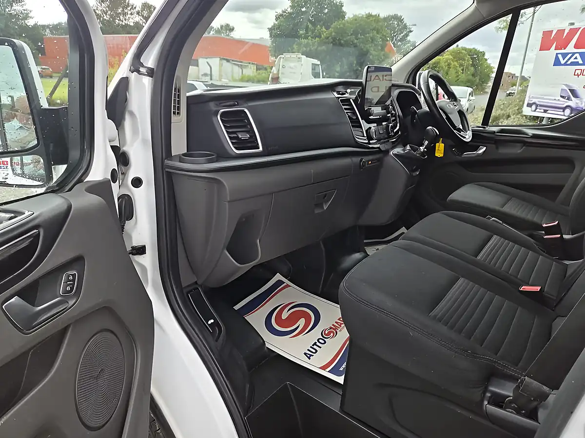 Used 2018 Ford Transit Custom 300 Limited White - Interior and Exterior details 8